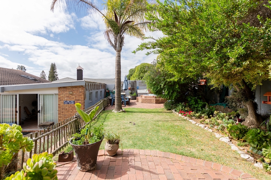 4 Bedroom Property for Sale in Middedorp Western Cape